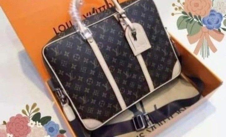 Genti laptop Louis Vuitton,curea detasabila, model unisex, saculet,eti