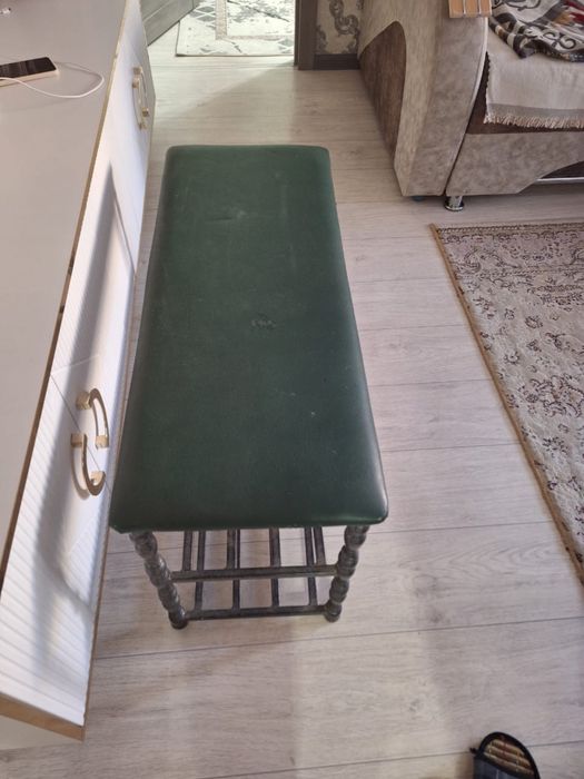 Холодильник, табуретка