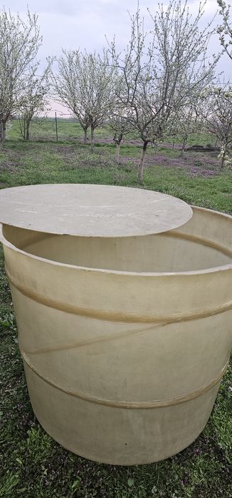 Vând tanc fibră cu capac