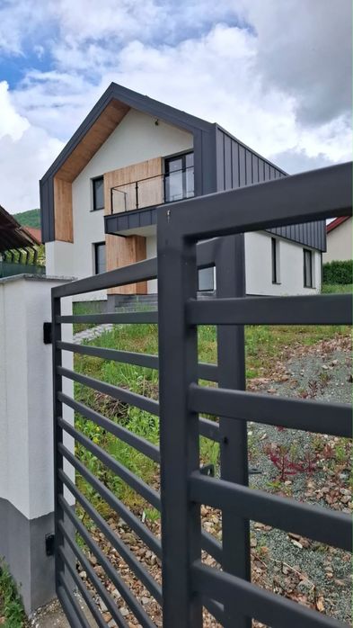 Casa cu etaj de vanzare