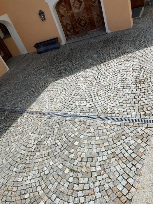 Vând piatră cubica și montez oriunde în Țara.