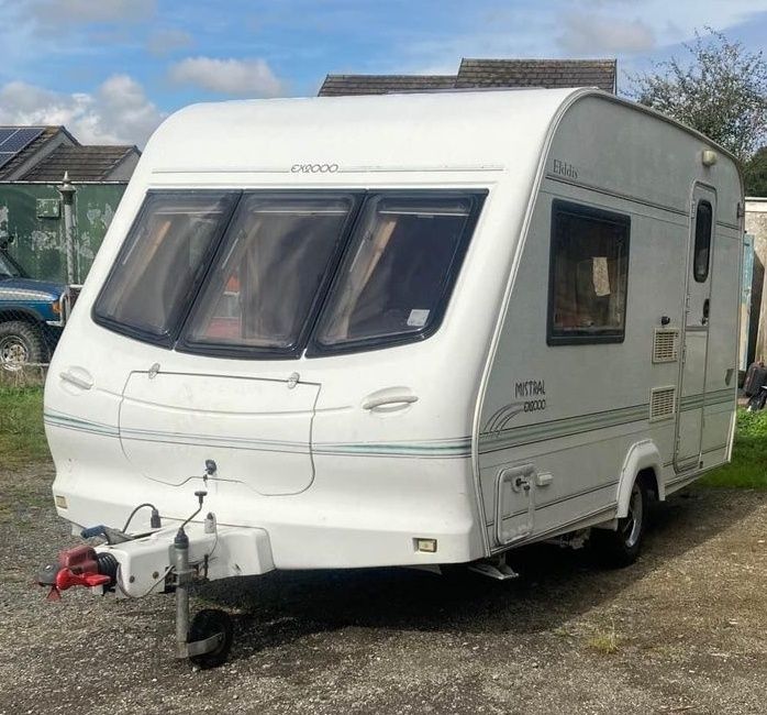 Намалена цена! Регистрирана, 2-местна лека каравана с 2 форселта и мув