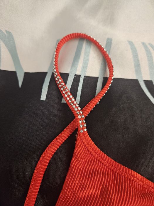 Бански червен с камъни