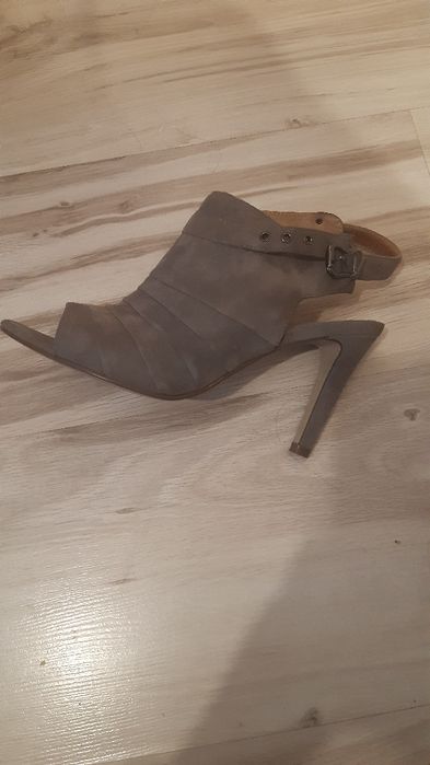 Елегантни сандали на ток