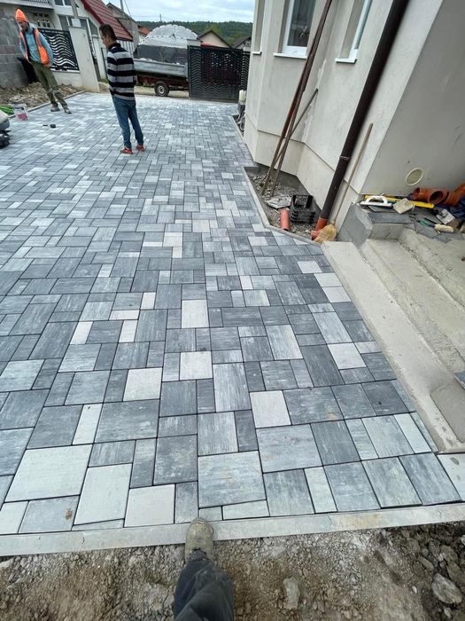 Pavaje, borduri, rigole de scurgere. Montaj pavaje