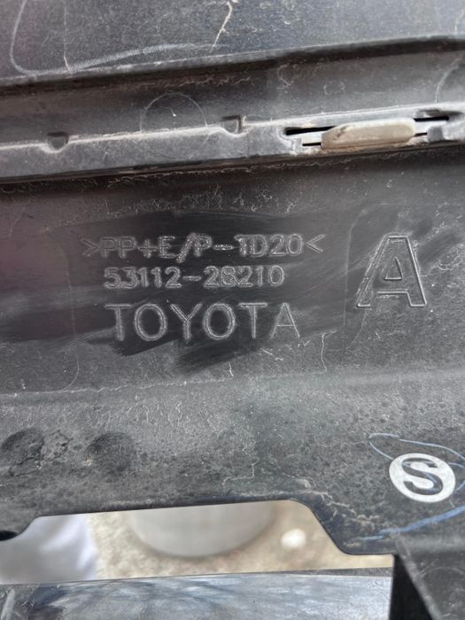 Продаю передний бампер Toyota Estima