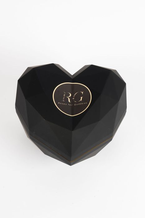 Луксозен букет от вечно живи рози аранжирани в Диамантено сърце