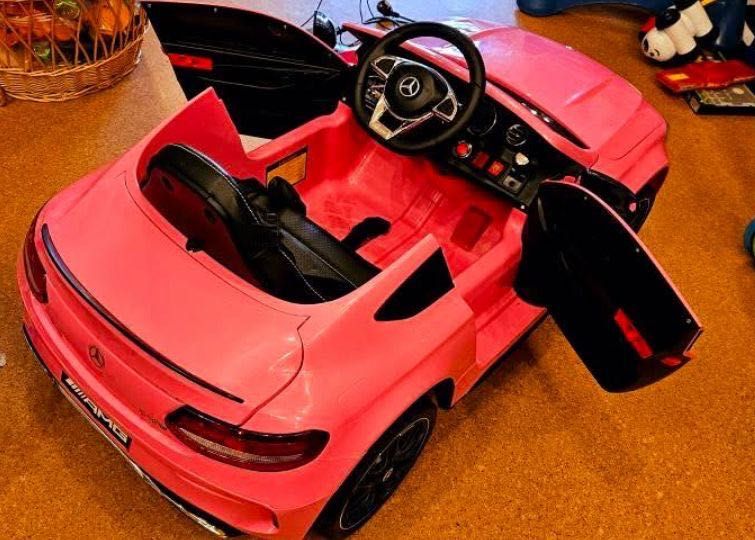 Mașinuța electrică cu telecomandă