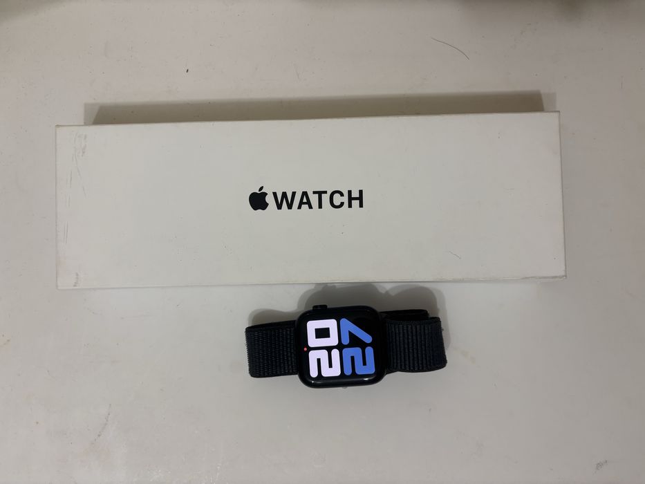Продам Apple watch SE 2 , цвет черный.