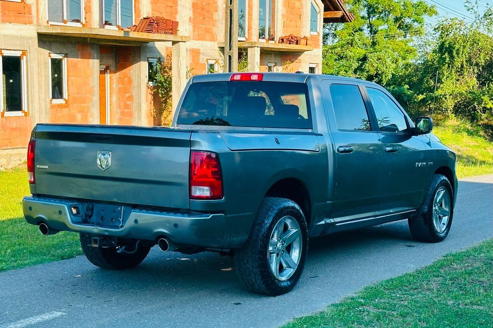 DODGE RAM 5.7 L 2011
