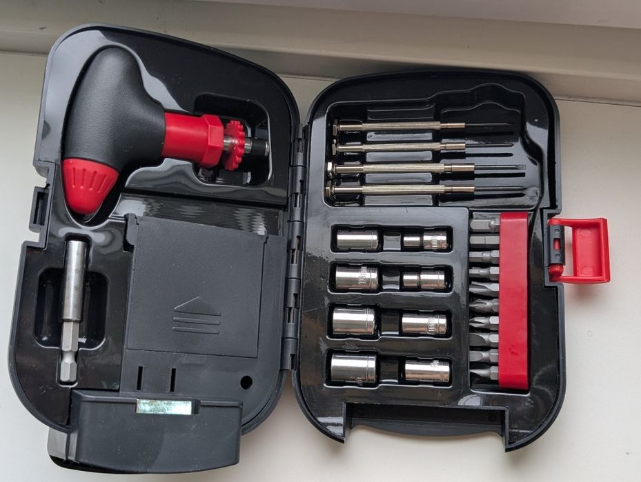 фонарик/набор инструментов Caterpillar