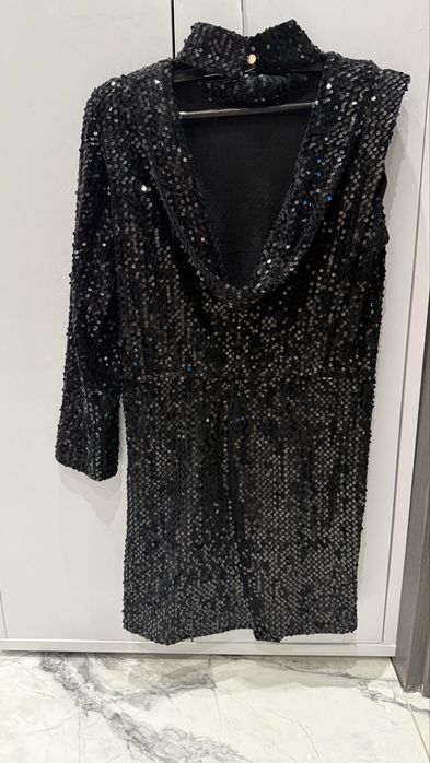 Рокля с пайети с един ръкав и гол гръб