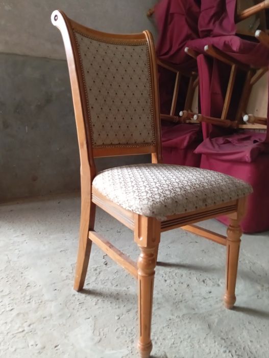 Prakat stol va stullar. Chinni idishlar