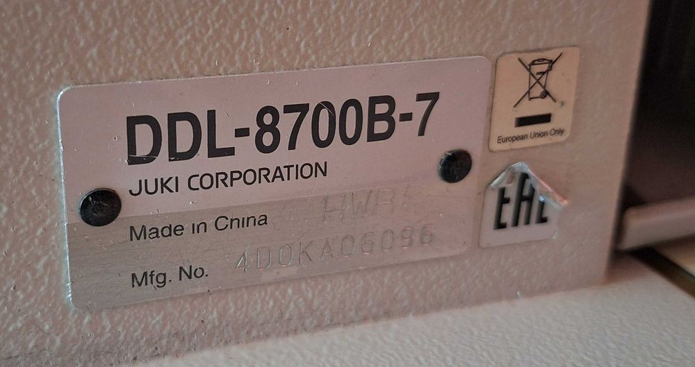 Шевна машина JUKI DDL-8700B-7 с работна маса