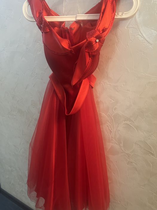 Красивое платье красное