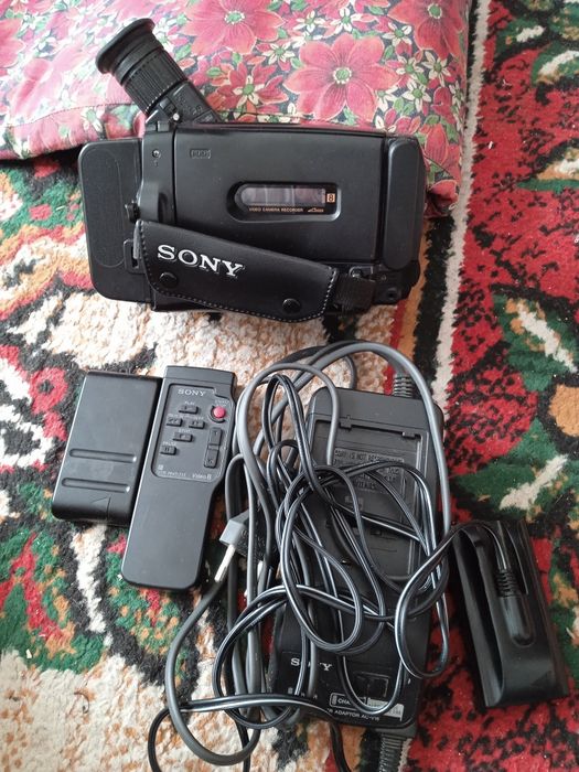 Продаю срочно видео камеру всё работает полностью в комплекте