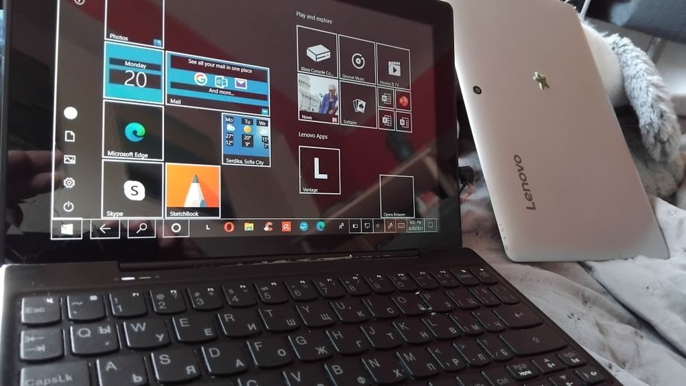 Лаптопче Леново, което става и на таблет за ремонт или за части