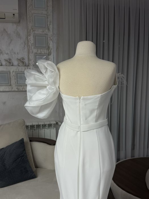 Луксозна елегантна рокля с пера и блясък