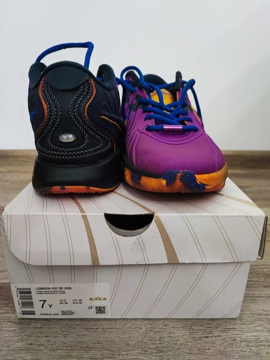 adidași de baschet Vand adidasi Nike Lebron 21 în stare foarte bună.