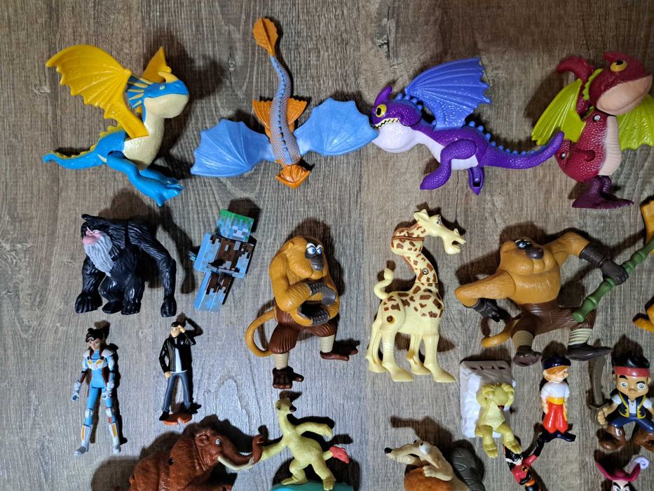 Lot 90 figurine (majoritatea Happy Meal Mc Donalds, anii 2000)
