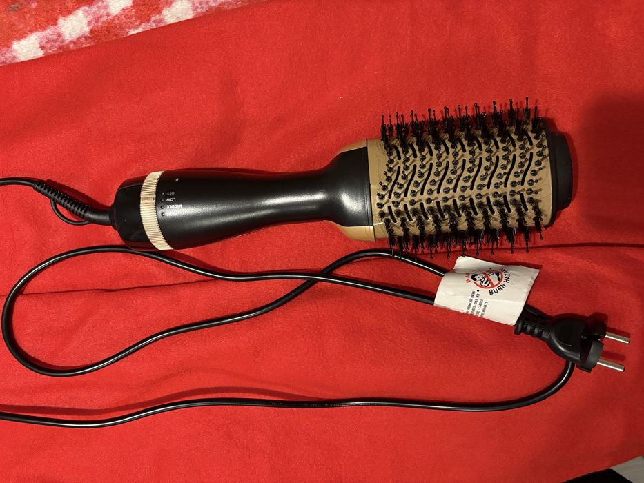 Perie electrica cu aer cald