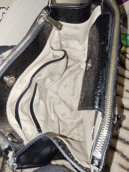 Оригинална чанта на Guess