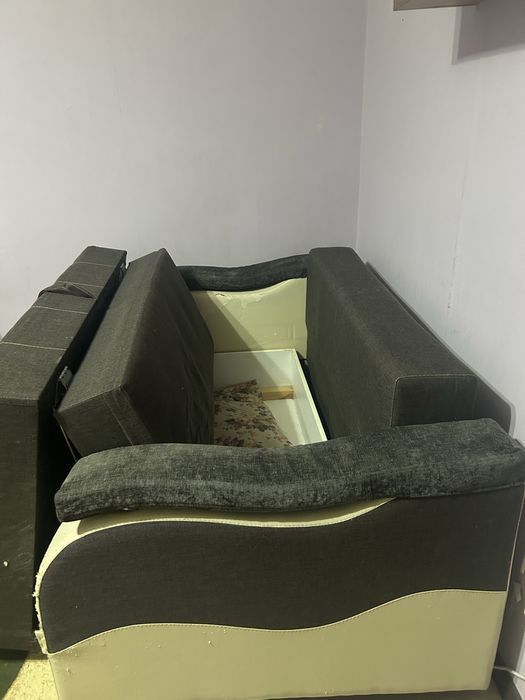 Продам диван старый с подушками вместе