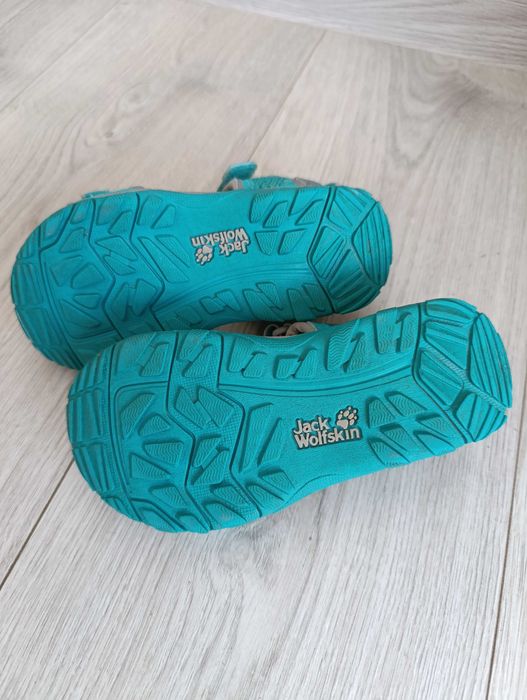 Здрави сандали за момиче.