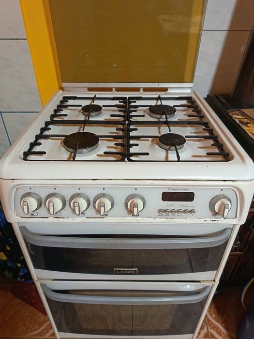 Vand aragaz cu 4 ochiuri și cuptor stare impecabila