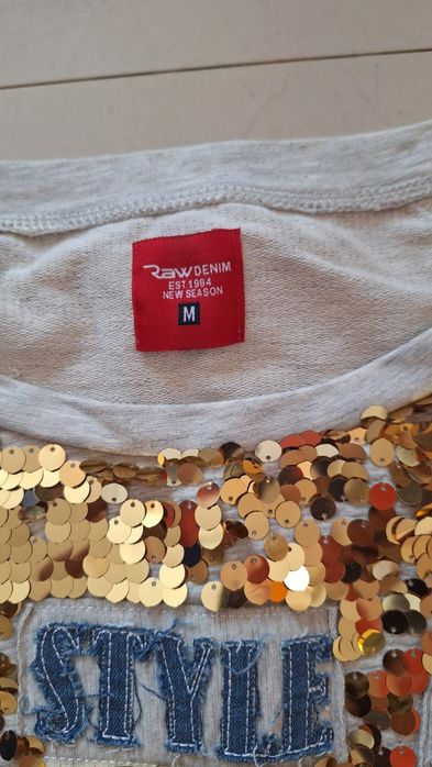 Елегантен пролетен екип от две части украсени с паети и бродерия