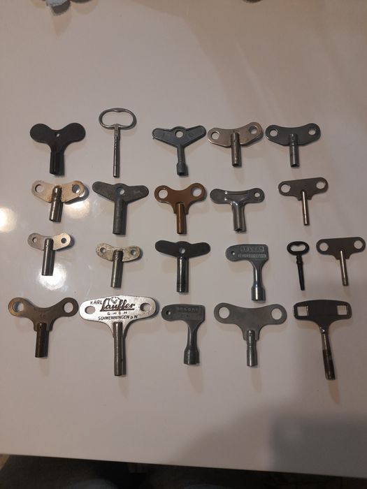 Ключове за стенни и каминни стари часовници