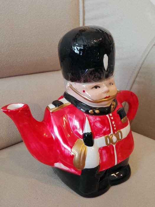 Два Порцеланови чайника "Старата чайна" и "Войник"