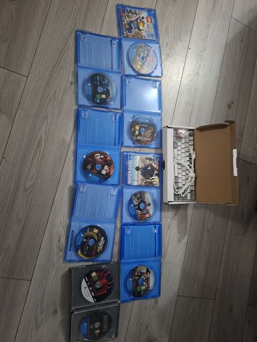 Vând PS4  foarte Bun