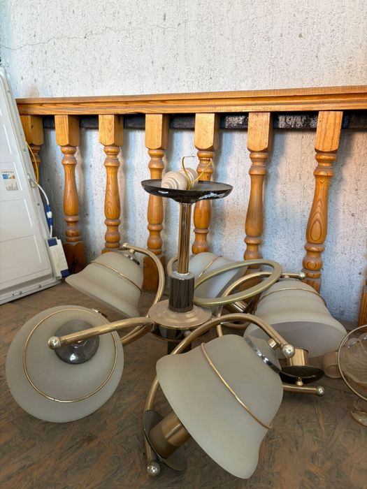 Люстра, светильники.