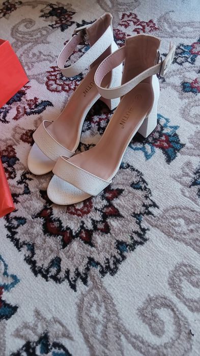 Labutin oldi ochiq tufli