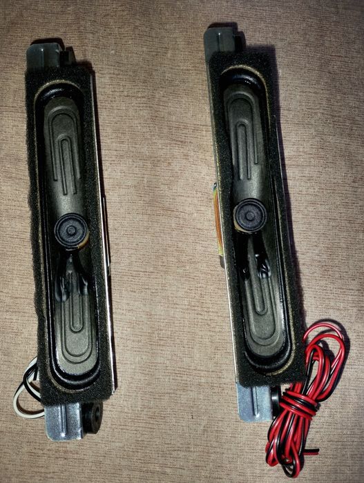 Продавам два говорителя от телевизор Нео с отлично стерео звучене.