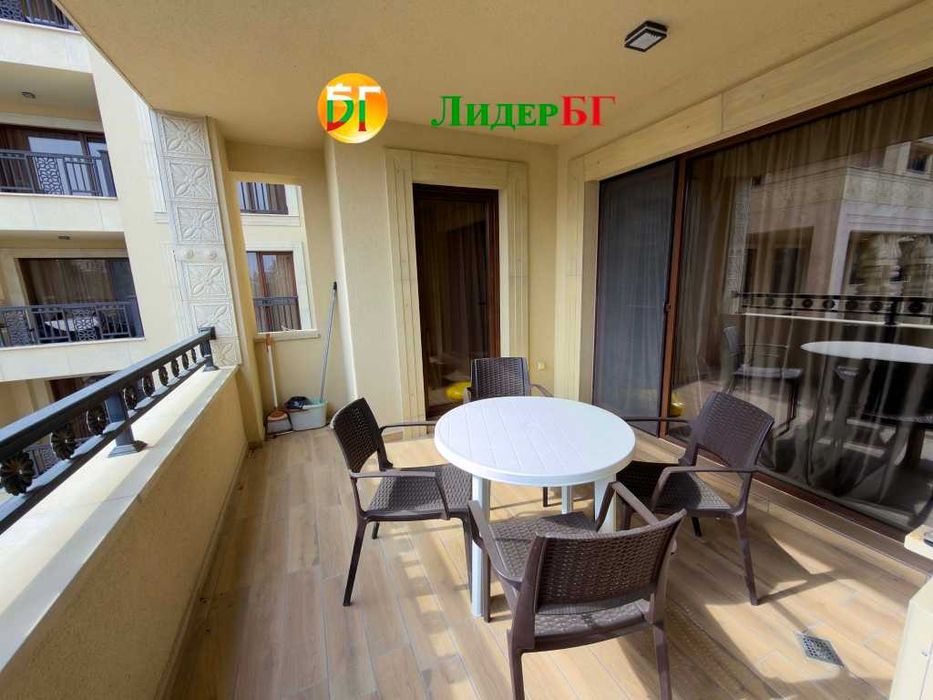 Тристаен апартамент с гледка към басейна в Аргищ Партез