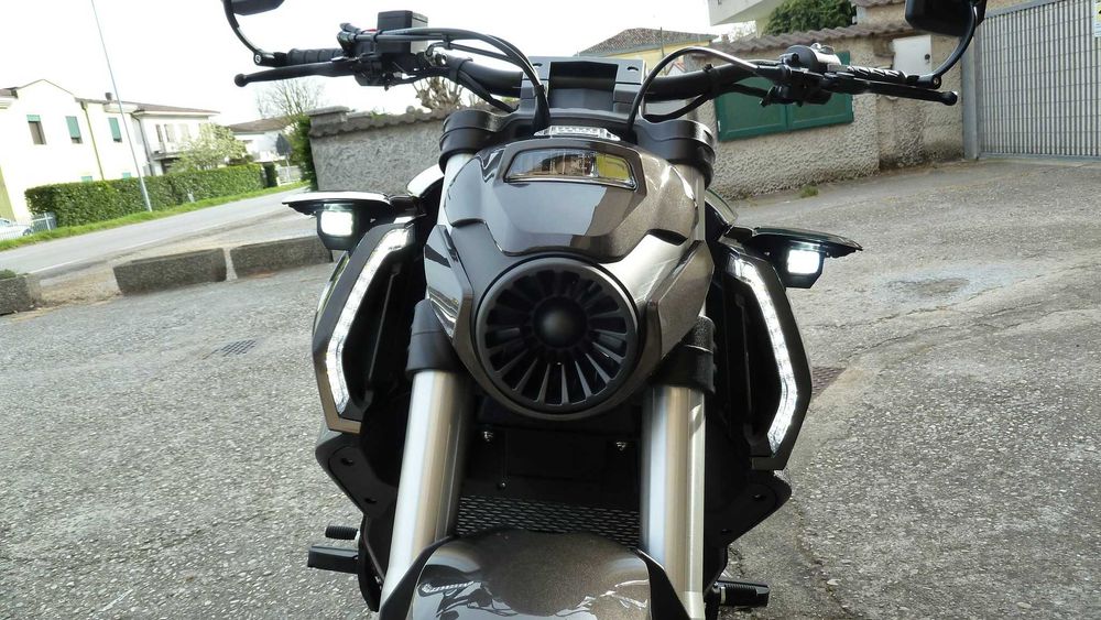 Motocicleta Benda LFC 700 PRO ( roata spate 300mm, suspensie pneumatica, faruri escamotabile) @ MYMOTO CLUJ