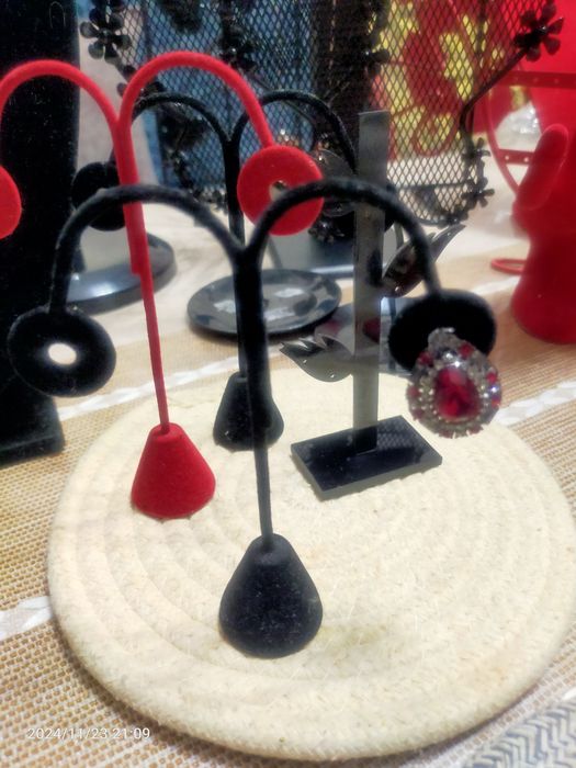 Маникены для витрина бижутерии