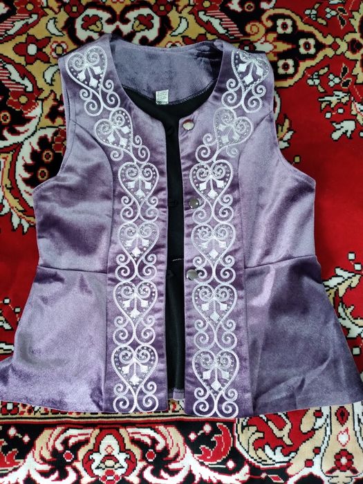 Продам новые национальную желетку и сәукеле на девочку
