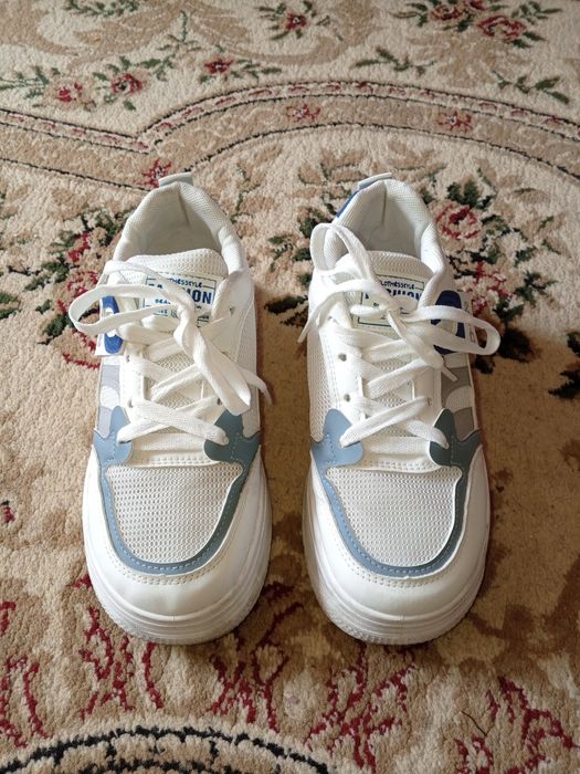 Женские кроссовки