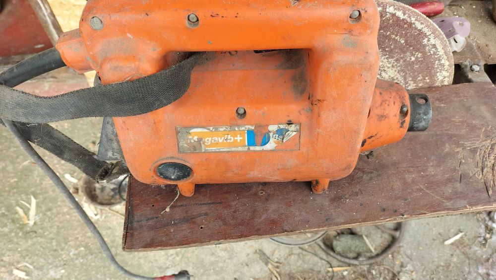 Motor vibrator beton  și dispozitiv strîns cofraje