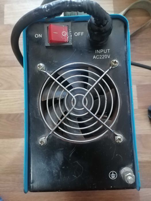 Сварочный аппарат в месте с маской