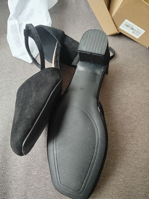 Продавам нови дамски обувки номер 44