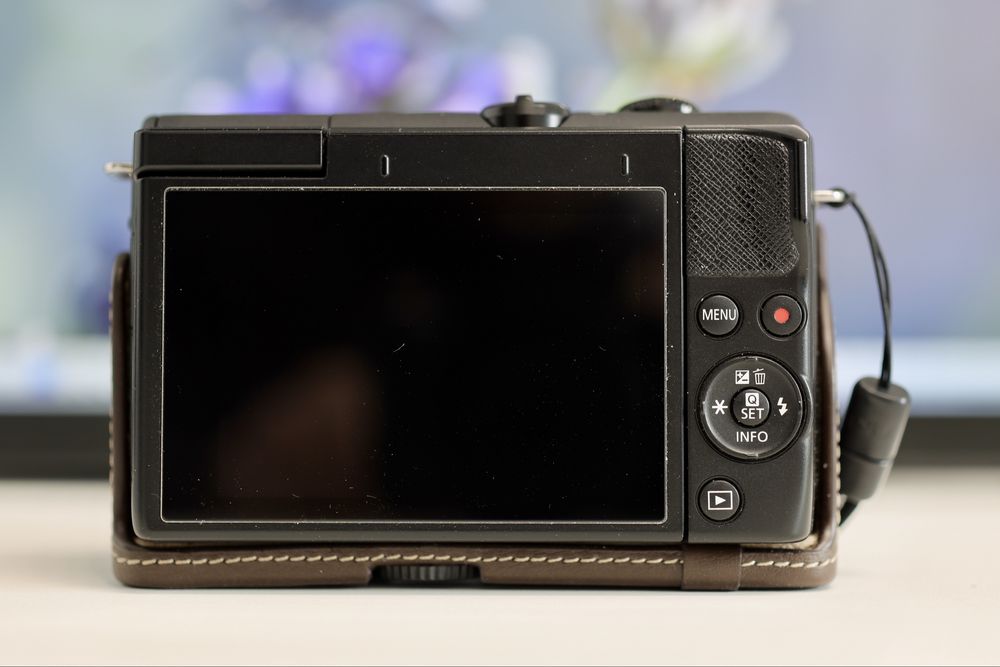 Canon M200 cu ef-m 22mm