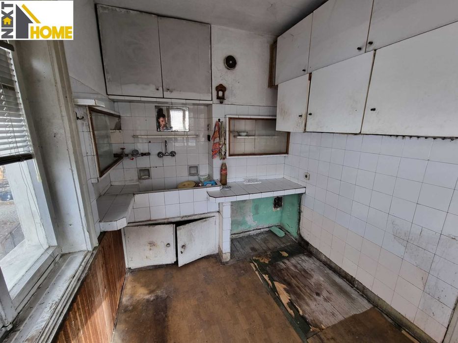 Етаж от къща с отделен вход, дворно място и ГАРАЖ