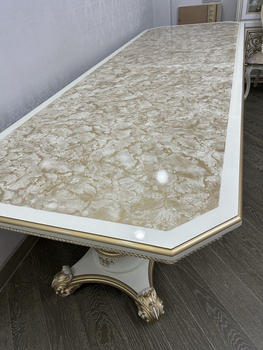 Стол и стулья в гостиную