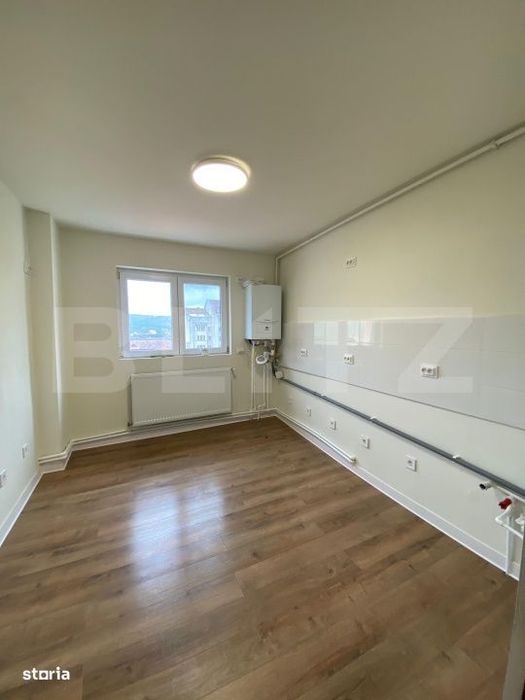 Apartament 4 camere, complet renovat – 2 bai, 2 balcoane, lift, zona