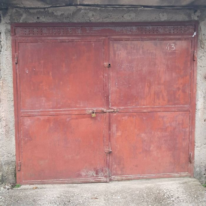 Метална гаражна врата