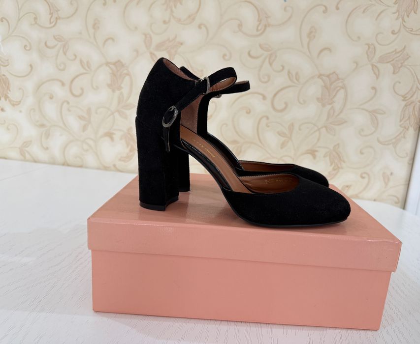 Продам замшевые туфли